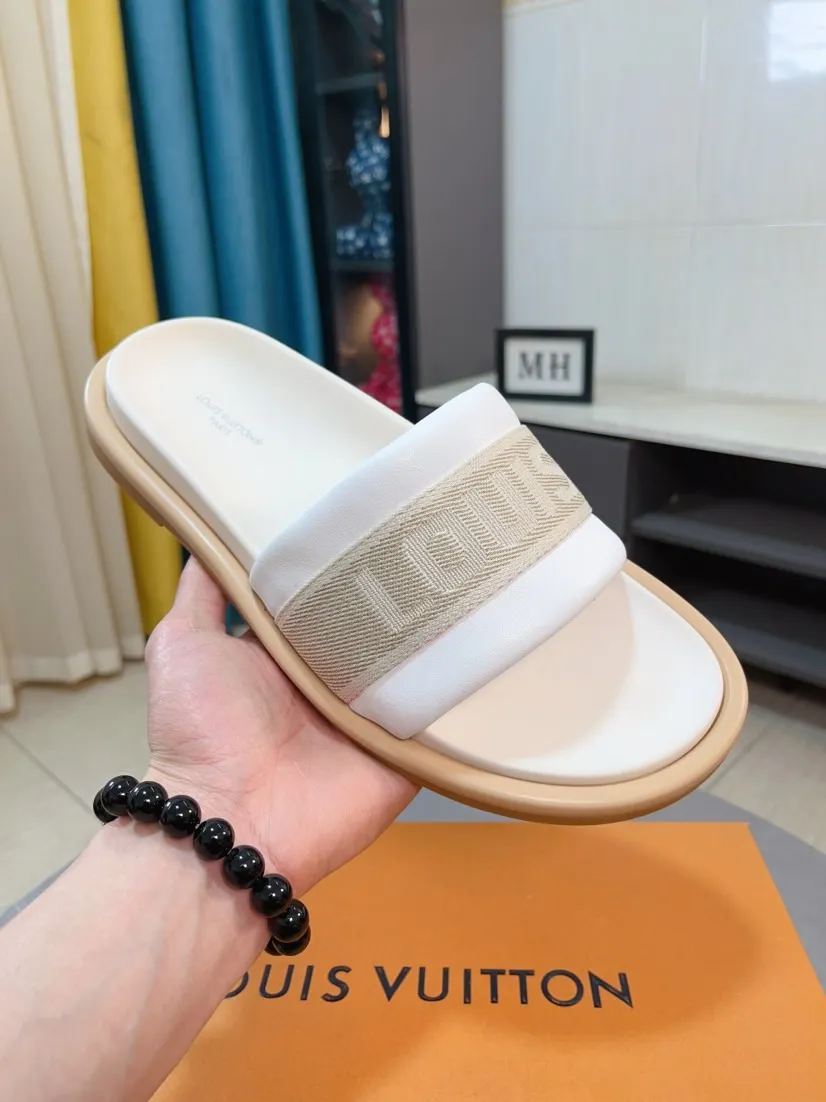 Ex-factory price 360🌹🌹 (lv-Louis Vuitton) New men's slippers, high-end boutique, exquisite embossed logo decoration on the upper, fine workmanship, super soft soles, casual, loose and comfortable, a must-have in summer! \nsize：38-44